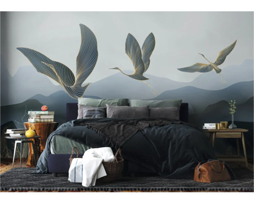 Moderne slaapkamer met muurschildering van gestileerde kraanvogels tegen berglandschap