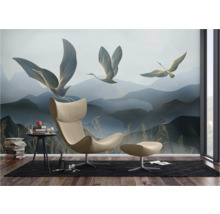 Woonkamer met fotobehang met kraanvogelmotief en moderne fauteuil.