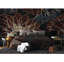 Slaapkamer met bloemenbehang, bed en bijzettafels voor een stijlvolle inrichting.