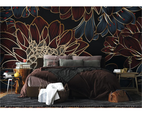 Slaapkamer met bloemenbehang, bed en bijzettafels voor een stijlvolle inrichting.