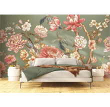 Slaapkamer met bloemenbehang, bed en nachtkastjes