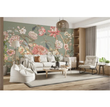 Woonkamer met bloemenbehang, bank en fauteuil voor een gezellige sfeer