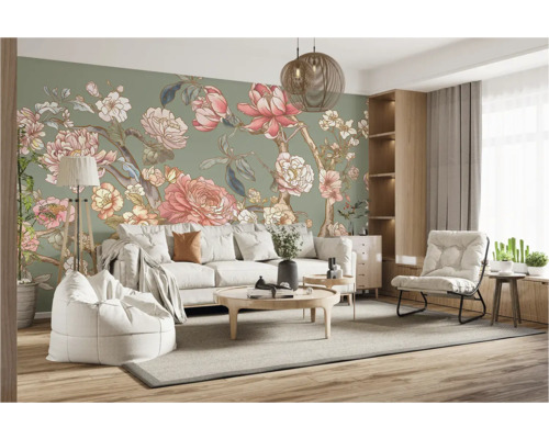 Woonkamer met bloemenbehang, bank en fauteuil voor een gezellige sfeer