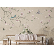 Decoratieve muurschildering met bloesems, vogels en tafelarrangement voor een stijlvol interieur