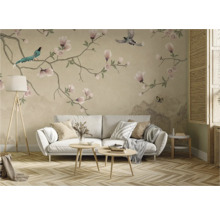 Woonkamer met bloemenbehang, bank en houten vloer