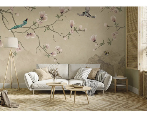 Woonkamer met bloemenbehang, bank en houten vloer