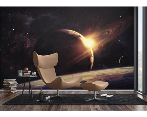 Kamer met fotobehang met ruimtemotief, fauteuil en bijzettafel