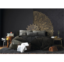 Slaapkamer met bed, nachtkastjes en mandala wanddecoratie