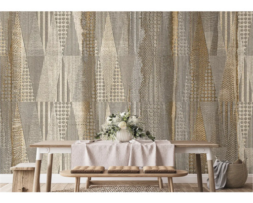 Decoratieve woonkamer met geometrisch behang en houten eettafel