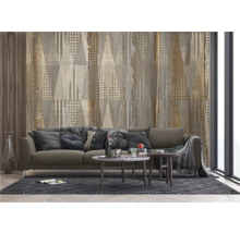 Woonkamer met bank, salontafel en behang met patroon voor een stijlvol interieur.