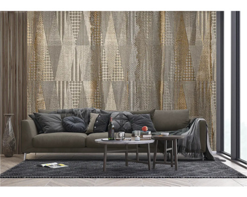 Woonkamer met bank, salontafel en behang met patroon voor een stijlvol interieur.