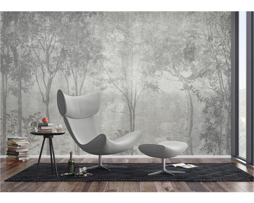 Woonkamer met fotobehang bosmotief, fauteuil en bijzettafel