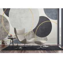 Woonkamer met geometrisch cirkelbehang, fauteuil en bijzettafel