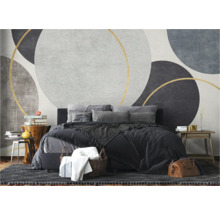 Slaapkamer met bed, nachtkastjes en wandbehang met geometrische vormen