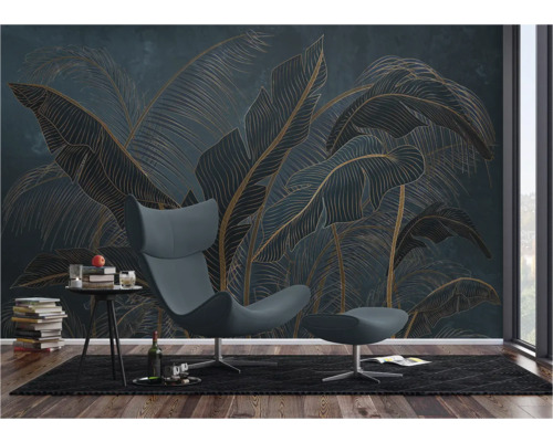 Woonkamer met patroonbehang, fauteuil, vloerkleed en bijzettafel