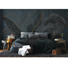 Slaapkamer met bloemenbehang, bed en nachtkastjes