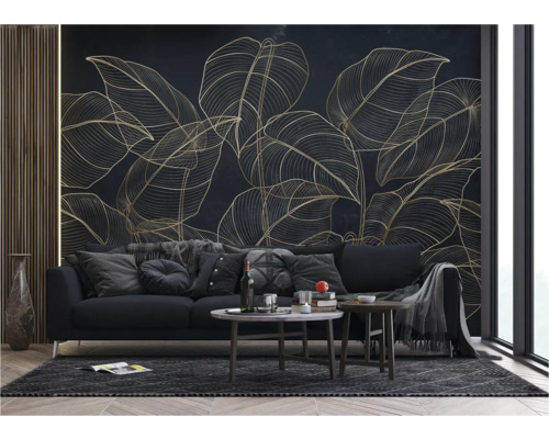 Woonkamer met een wandbehang met bladerenpatroon, een bank en salontafels.