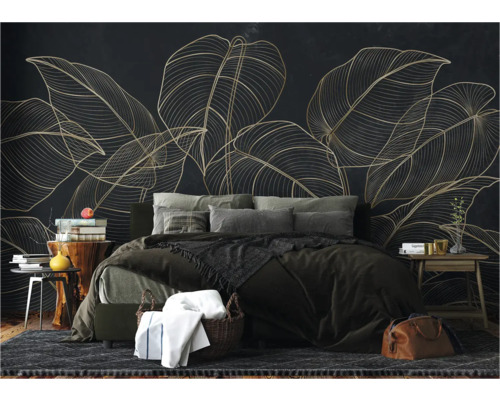 Slaapkamer met bed, nachtkastjes en een wandbehang met bladerpatroon