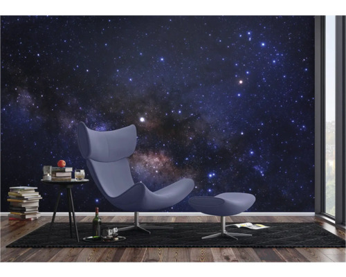 Kamer met sterrenhemel behang, fauteuil en bijzettafel