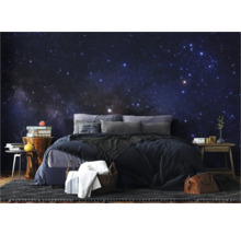 Slaapkamer met sterrenhemel fotobehang, bed en nachtkastjes