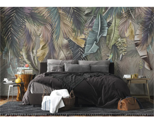 Slaapkamer met jungle behang, bed, bijzettafels en decoratieve accessoires die een rustgevende sfeer creëren.