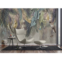 Woonkamer met tropisch bladerbehang, fauteuil en bijzettafel