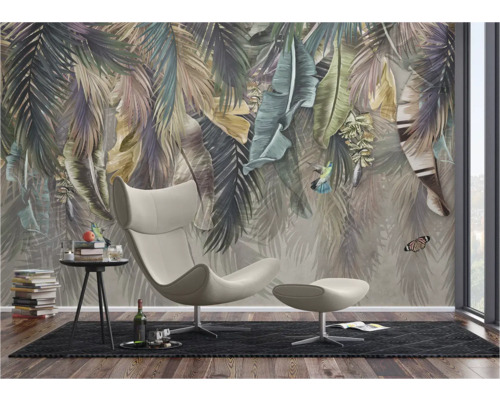 Woonkamer met tropisch bladerbehang, fauteuil en bijzettafel