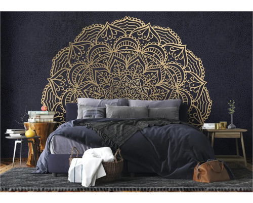 Slaapkamer met wandbekleding met mandala-motief, bed en bijzettafels voor een gezellige sfeer