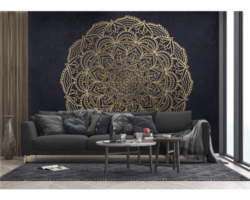 Woonkamer met bank, salontafels en een muur met een goudkleurig mandala patroon