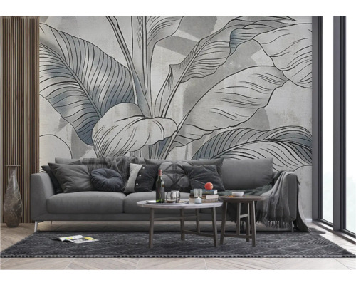 Woonkamer met bank en wandbehang met plantmotief