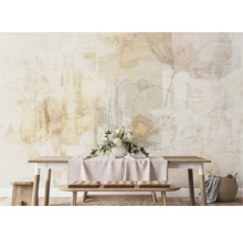 Woonkamer met eettafel, bank, kruk en bloemenbehang