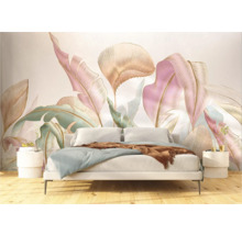 Slaapkamer met bed en wandbekleding met bloemmotief van bladeren