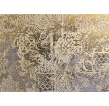 Close-up van een wandtegel met bloem- en geometrische patronen