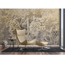 Woonkamer met designbehang, fauteuil en decoratie