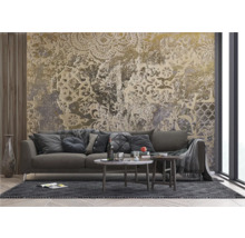 Woonkamer met bank, salontafels en behang met patroon