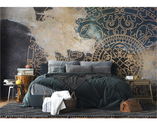 Slaapkamer met bed en muurschildering met ornamenten