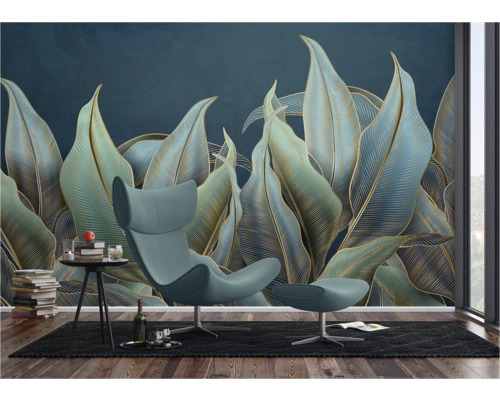 Woonkamer met fauteuil, voetenbank en wandbehang met bladerenmotief