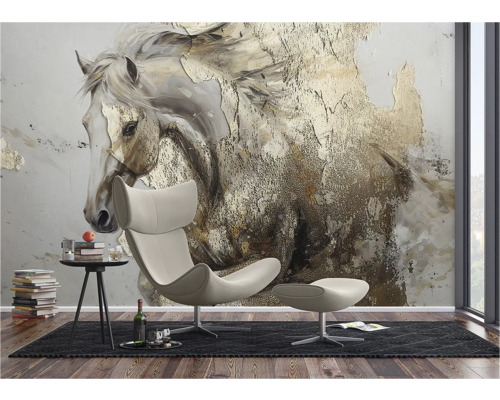 Woonkamer met een muurschildering van een paard en een fauteuil met voetenbank op een vloerkleed.