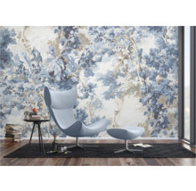 Woonkamer met patroonbehang, fauteuil en bijzettafel