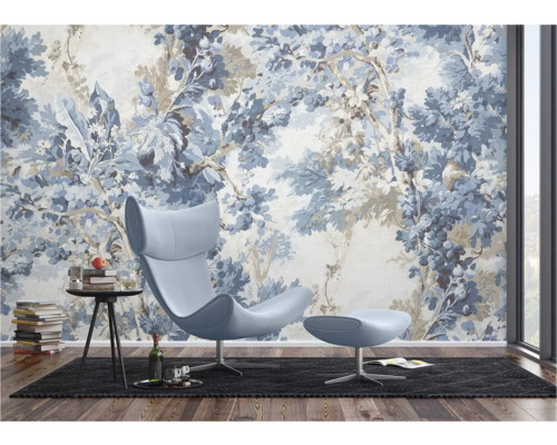 Woonkamer met patroonbehang, fauteuil en bijzettafel