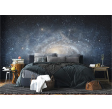 Slaapkamer met galaxy fotobehang, bed, vloerkleed en bijzettafels.