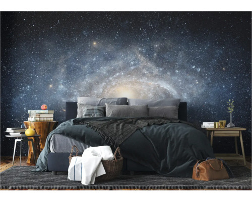 Slaapkamer met galaxy fotobehang, bed, vloerkleed en bijzettafels.