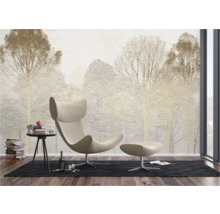 Woonkamer met fotobehang met bosmotief, fauteuil en bijzettafel op vloerkleed