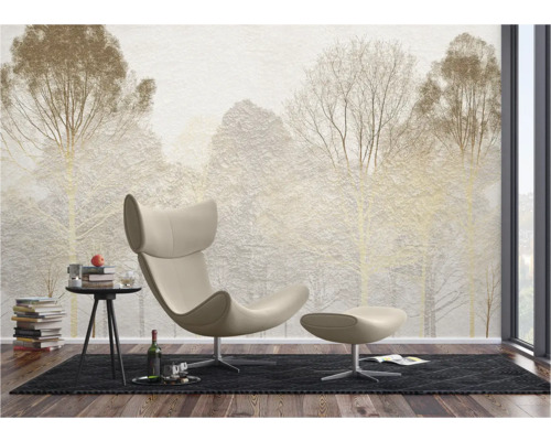 Woonkamer met fotobehang met bosmotief, fauteuil en bijzettafel op vloerkleed