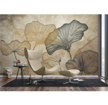 Woonkamer met fauteuil, bijzettafel en fotobehang met bladerenmotief