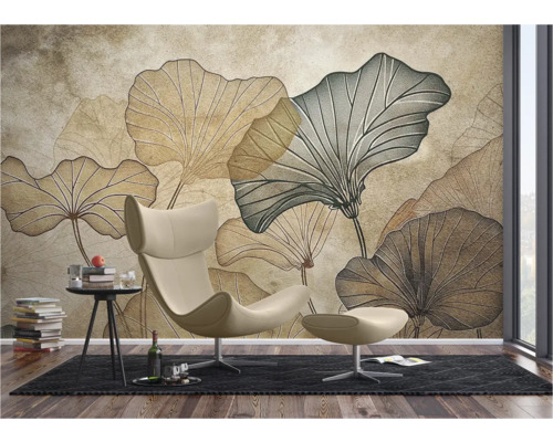 Woonkamer met fauteuil, bijzettafel en fotobehang met bladerenmotief