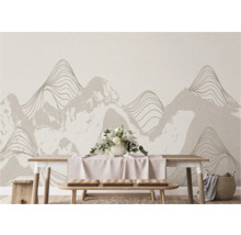 Woonkamer met eettafel en wanddecoratie met bergmotief