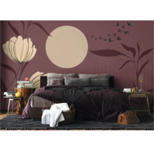 Slaapkamer met decoratief behang met bloemen en vogels