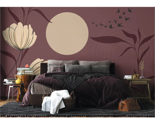 Slaapkamer met decoratief behang met bloemen en vogels