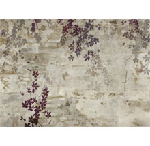 Behang met bladerenpatroon op een gepleisterde muur